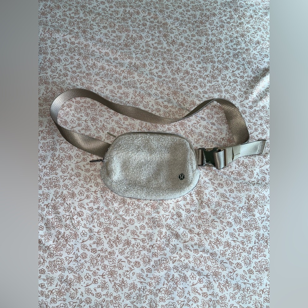 Lululemon Everywhere Belt Bag - Fleece